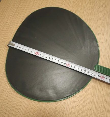キャンドゥ応援うちわのうちわ面を別角度から実測している写真